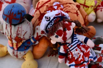 Krvavih ruku s krvavim igračkama stali pred Vladu i pozvali na prekid suradnje s izraelskom kompanijom