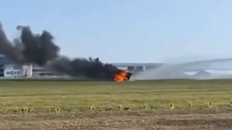 Sudarila se dva leteća automobila: Vatra progutala olupinu, pogledajte snimke