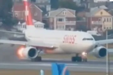 Pogledajte zastrašujući trenutak: Iz motora aviona tijekom polijetanja grunuo plamen