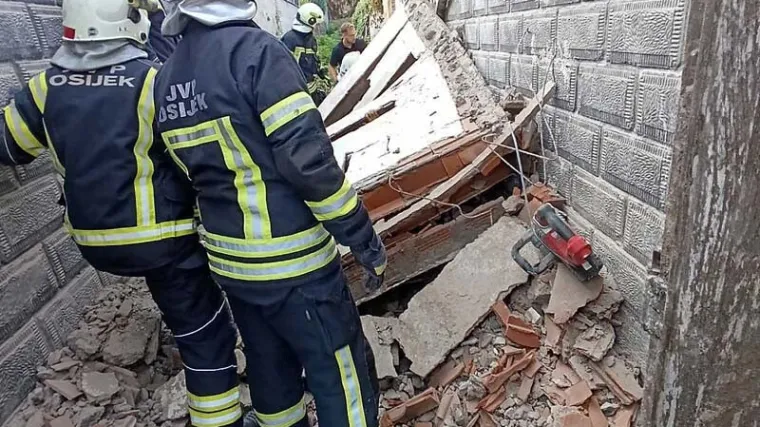 Strava u Osijeku! Zid prignječio dvojicu radnika: Vatrogasci objavili dramatične fotografije spašavanja