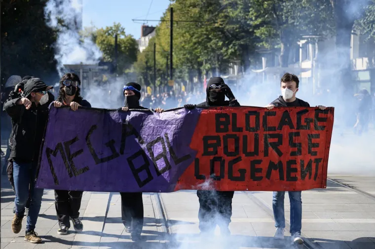 Opsadno stanje: 80.000 policajaca, 140 uhićenih, vodeni topovi i krvavi obračun na ulicama