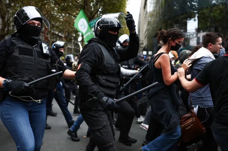 Opsadno stanje: 80.000 policajaca, 140 uhićenih, vodeni topovi i krvavi obračun na ulicama