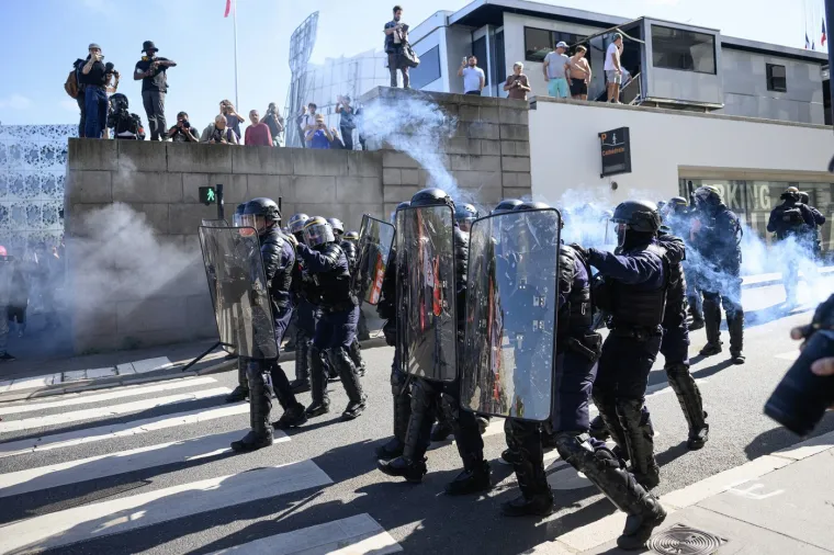 Opsadno stanje: 80.000 policajaca, 140 uhićenih, vodeni topovi i krvavi obračun na ulicama