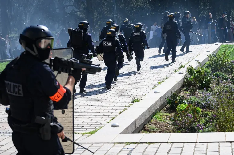 Opsadno stanje: 80.000 policajaca, 140 uhićenih, vodeni topovi i krvavi obračun na ulicama