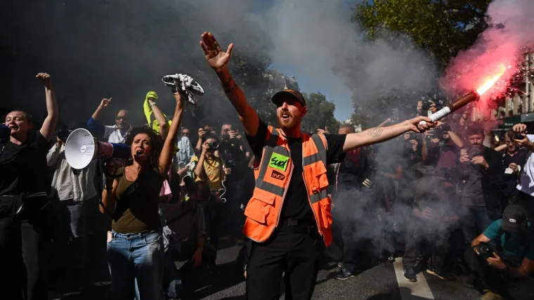 Opsadno stanje: 80.000 policajaca, 140 uhićenih, vodeni topovi i krvavi obračun na ulicama