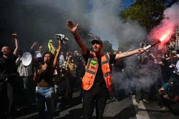 Opsadno stanje: 80.000 policajaca, 140 uhićenih, vodeni topovi i krvavi obračun na ulicama