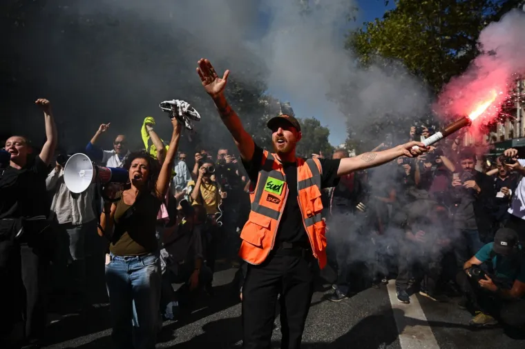 Opsadno stanje: 80.000 policajaca, 140 uhićenih, vodeni topovi i krvavi obračun na ulicama