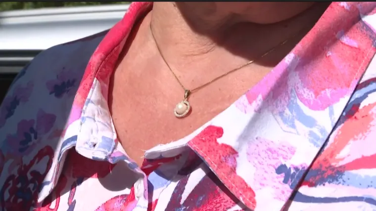 Lopov na biciklu otima zlatne lančiće starijim ženama usred bijela dana