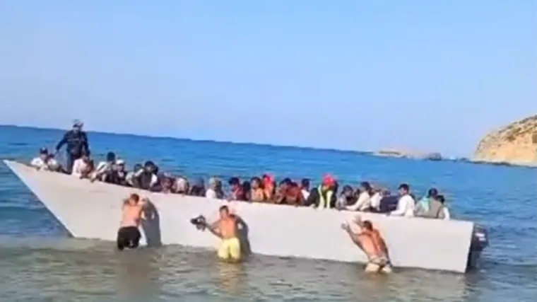 Brod pun migranata stigao na plažu: Lokalci im jednim potezom pokazali što misle o tome