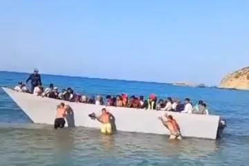 Brod pun migranata stigao na plažu: Lokalci im jednim potezom pokazali što misle o tome