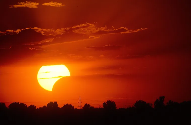 Djelomična pomrčina Sunca žestoko će utjecati na ljubavne odnose: Posebno su dva znaka na piku