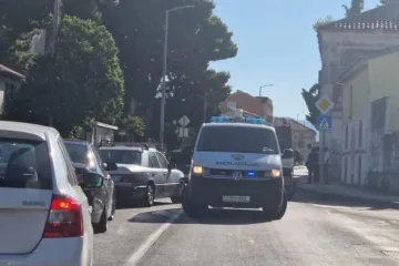 Kaos na cesti u Kaštelima: Autom naletio na pješakinju, hitno prevezena u bolnicu