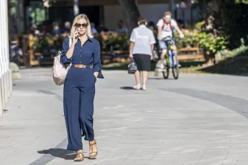 Stilski i filmski od glave do pete: Zgodna plavuša elegantnom kombinacijom užarila Karlovac