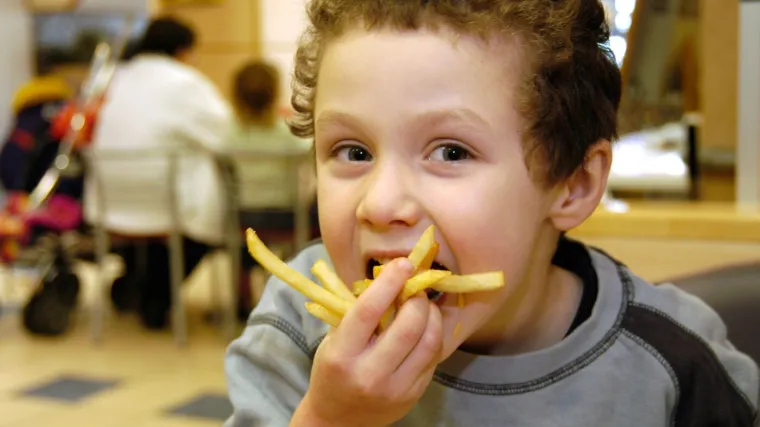 Liječnici objasnili zašto je dječak koji je jeo samo čips i pomfrit oslijepio: 'Bilo je prekasno'