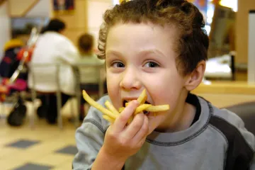 Liječnici objasnili zašto je dječak koji je jeo samo čips i pomfrit oslijepio: 'Bilo je prekasno'