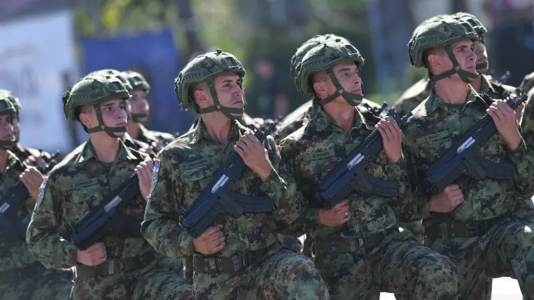 Veliki vojni mimohod u Srbiji: Letjeli bombarderi, MiG-ovi i moćni Rafalei