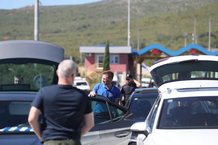 Navijači Dinama približili se Splitu, policije ima na sve strane: Evo kako to izgleda