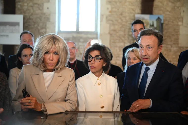 Je li Brigitte Macron rođena kao muškarac? Prvi put u javnosti nakon što je obećala objaviti dokaze da je žena