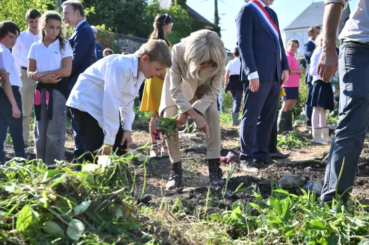Je li Brigitte Macron rođena kao muškarac? Prvi put u javnosti nakon što je obećala objaviti dokaze da je žena