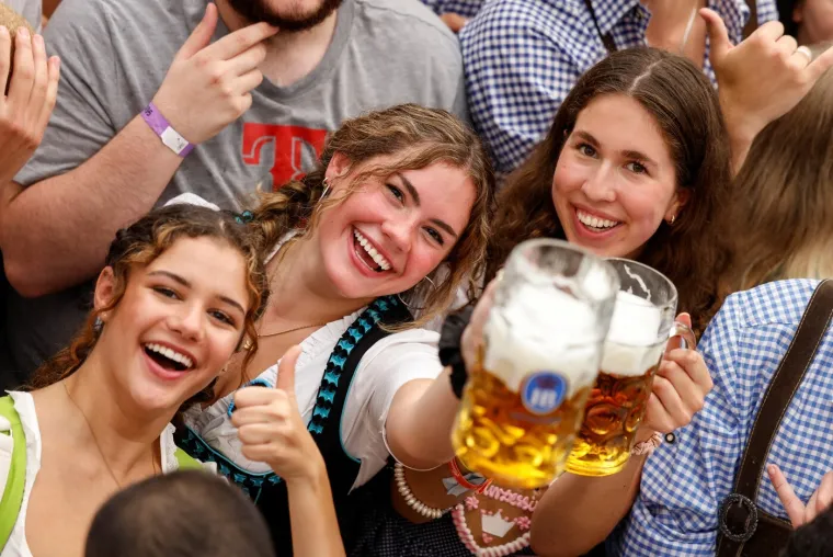 Oktoberfest ludilo! Tko preživi – pričat će: Krigla piva 15 eura, a opet sve puno