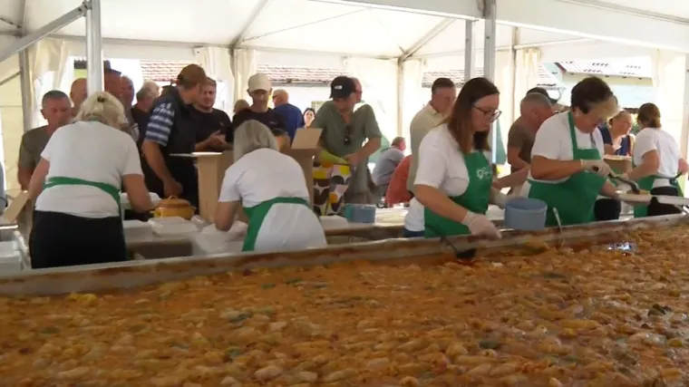 Na Zeljarijadi u Vidovcu predstavljena mega sarma duljine čak 1400 metara: Potrošili 1,2 tone namirnica