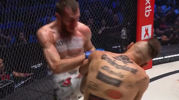 Kakav nokaut! Grzebyk je krenuo u napad, a onda je sijevnulo koljeno i desni direkt