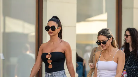 Dekolte koji je osvojio špicu: Jednostavnim outfitom učinila da svi gledaju samo u nju