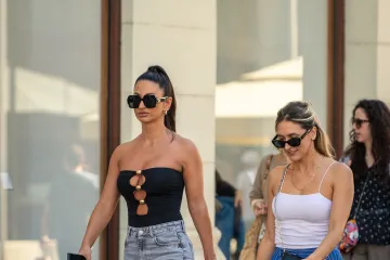 Dekolte koji je osvojio špicu: Jednostavnim outfitom učinila da svi gledaju samo u nju