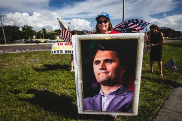 Tuga i politika u Arizoni: Trump okuplja 60 tisuća ljudi na ispraćaju Charlieja Kirka