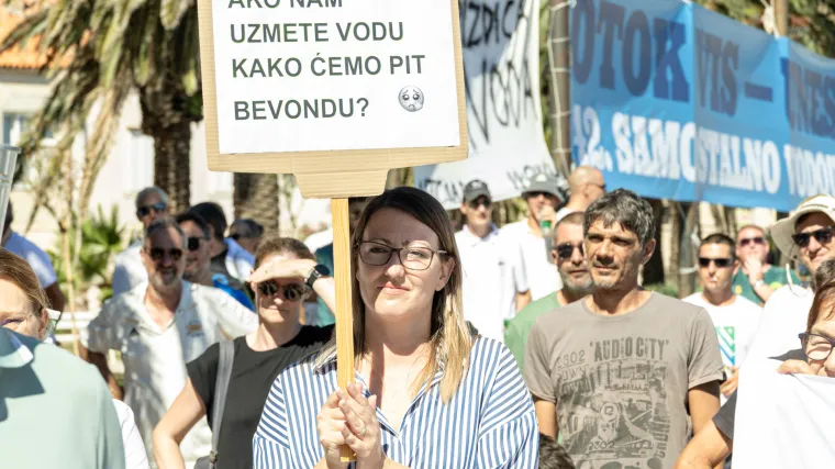 'Ako nam uzmete vodu, kako ćemo piti bevandu? 'Višani ogorčeni zbog vodovoda, Ministarstvo ima novi prijedlog