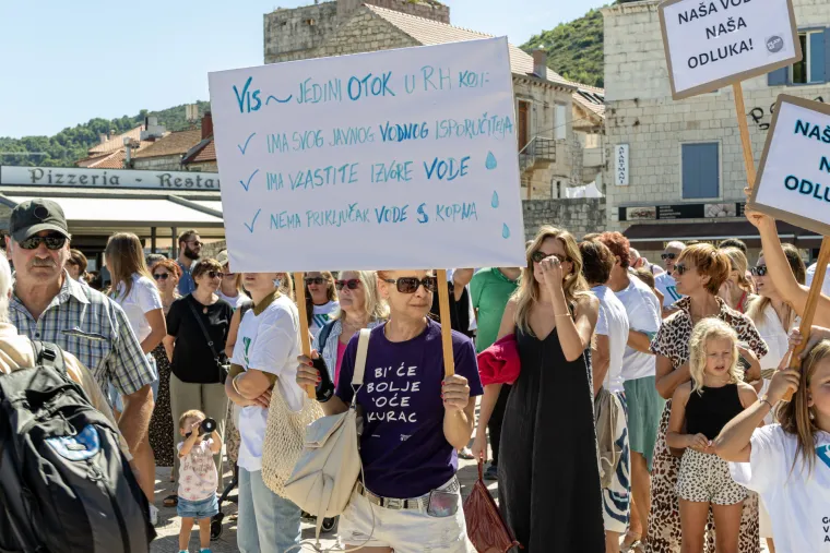 'Ako nam uzmete vodu, kako ćemo piti bevandu? 'Višani ogorčeni zbog vodovoda, Ministarstvo ima novi prijedlog