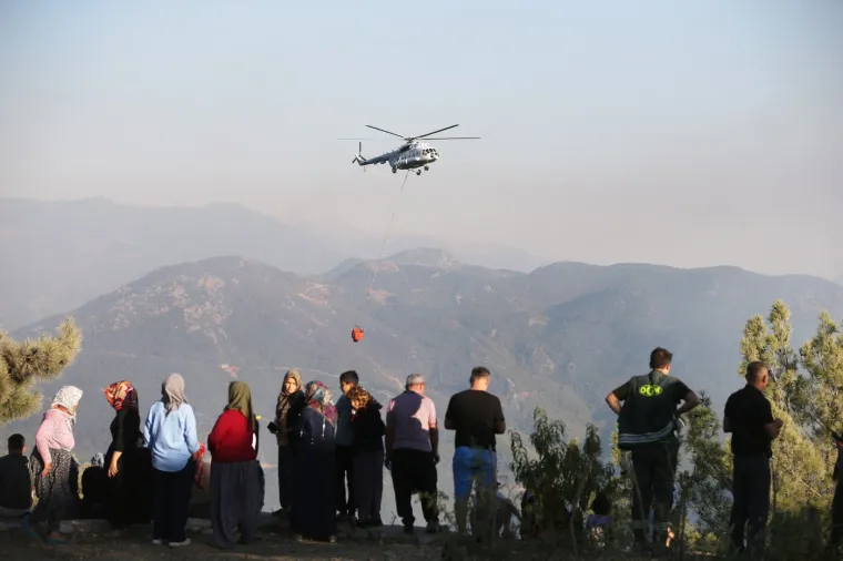 Ogroman šumski požar zahvatio popularno turističko odmaralište: Vatra guta sve, turisti evakuirani