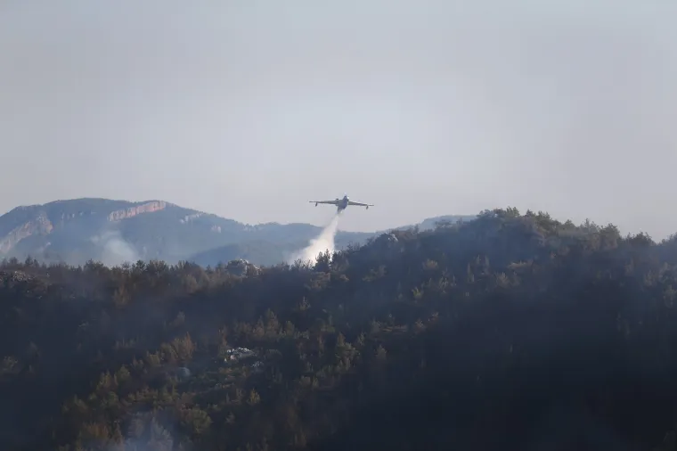 Ogroman šumski požar zahvatio popularno turističko odmaralište: Vatra guta sve, turisti evakuirani