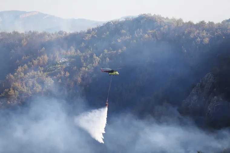 Ogroman šumski požar zahvatio popularno turističko odmaralište: Vatra guta sve, turisti evakuirani