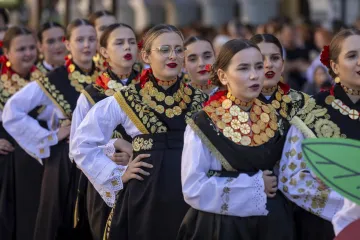 Ljepota, mladost i raskošne nošnje: Bajkoviti prizori s Vinkovačkih jeseni, među krasoticama i Mongolka