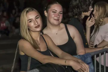 Kakve krasotice! Zbog njih mnogi su i zaboravili koncert: Dvije dame ljepotom zasjenile nastup