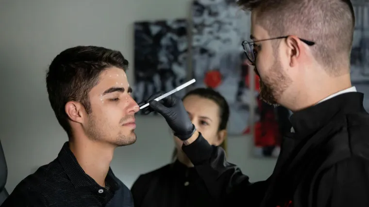 Potrošio 57.350 eura na više od 100 operacija lica: 'Mrzim biti s ružnim ljudima'