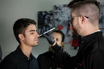 Potrošio 57.350 eura na više od 100 operacija lica: 'Mrzim biti s ružnim ljudima'