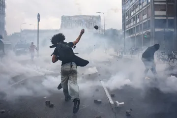 Policija u punoj ratnoj spremni sukobila se s prosvjednicima, gađali ih suzavcima: Pogledajte snimke strave