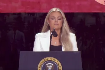 Deseci tisuća na komemoraciji: Kirkova supruga uputila poruku ubojici