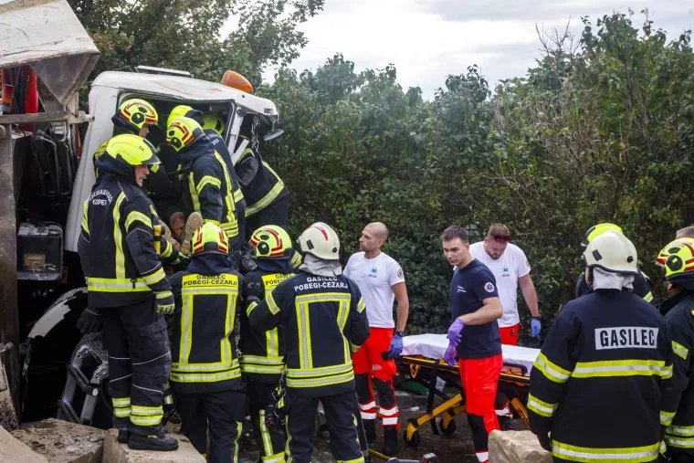 Sudarila se dva kamiona pa gotovo uništila kuću i kapelicu: Stravični prizori teške nesreće