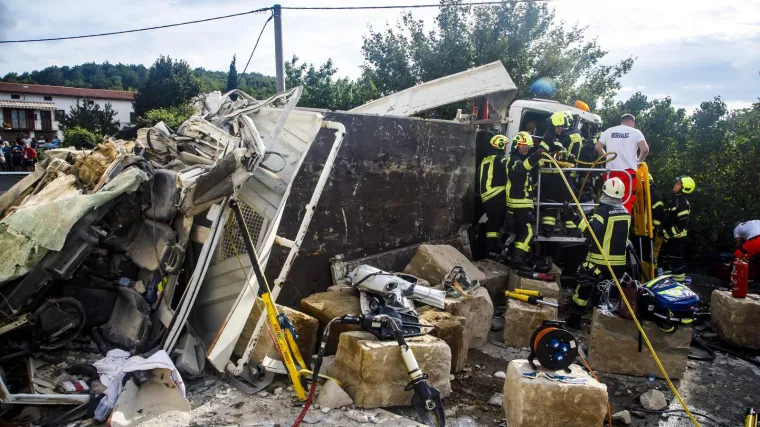 Sudarila se dva kamiona pa gotovo uništila kuću i kapelicu: Stravični prizori teške nesreće
