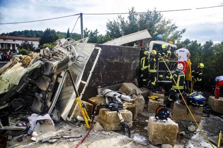 Sudarila se dva kamiona pa gotovo uništila kuću i kapelicu: Stravični prizori teške nesreće