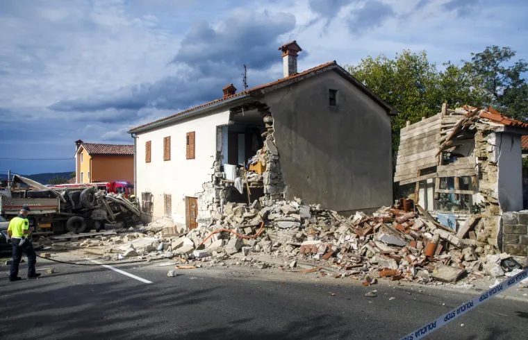 Sudarila se dva kamiona pa gotovo uništila kuću i kapelicu: Stravični prizori teške nesreće