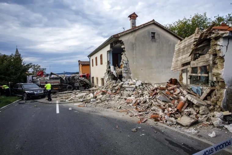 Sudarila se dva kamiona pa gotovo uništila kuću i kapelicu: Stravični prizori teške nesreće