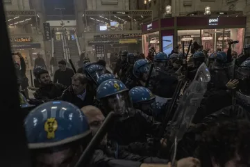 'Dan' za Gazu završio brutalnim sukobom, prosvjednici izvan kontrole: Ozlijeđeno 60 policajaca