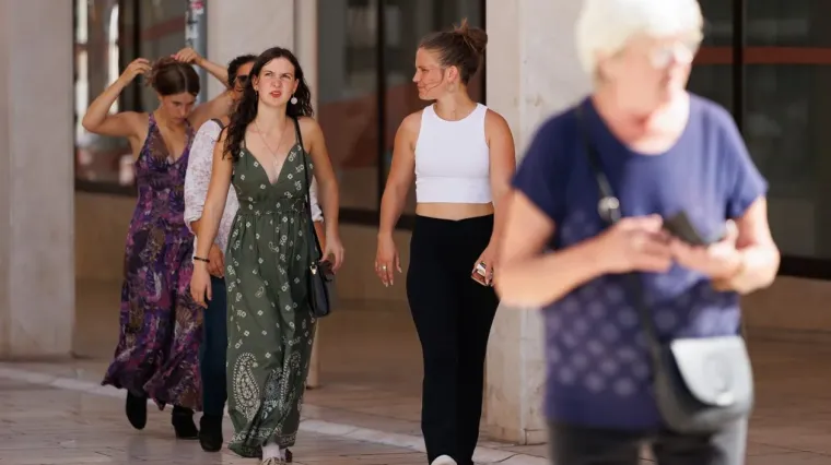 Ma kakva jesen: Zadranke prošetale u haljinicama i privlačile poglede slučajnih prolaznika