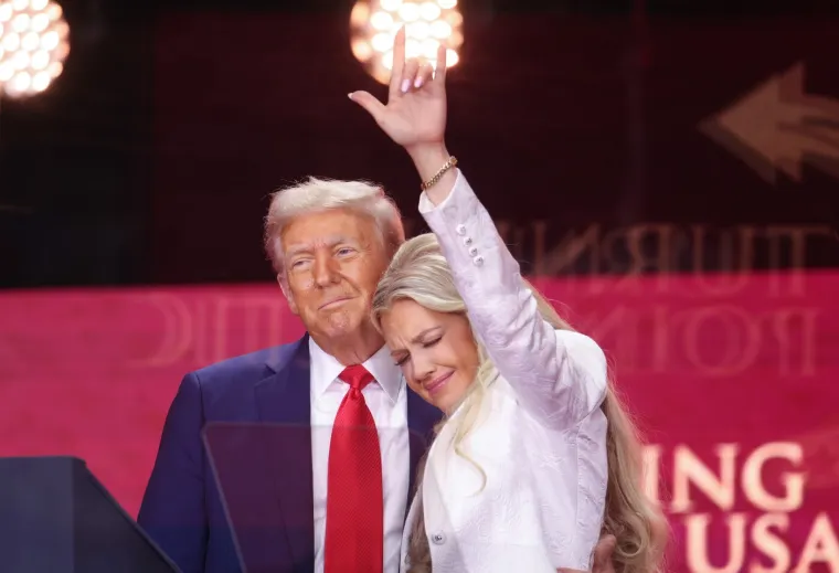 'Ovo je neugodno gledati': Svi pričaju o prisnom trenutku između Trumpa i Kirkove udovice