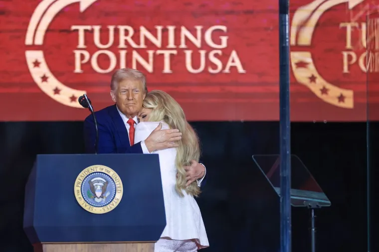 'Ovo je neugodno gledati': Svi pričaju o prisnom trenutku između Trumpa i Kirkove udovice