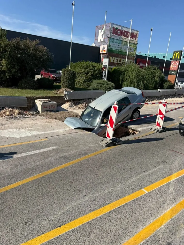 Automobil upao u rupu na cesti, stražnji dio ostao u zraku